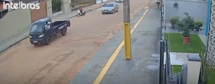Vídeo mostra execução de motociclista por ocupantes de Fiat Pálio à luz do dia