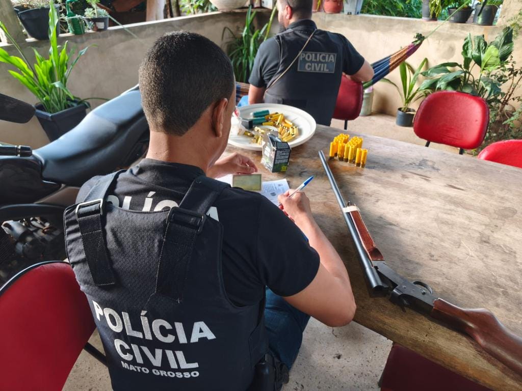 Idoso de 71 anos é preso por atirar contra vizinhos após discussão sobre uso de estrada